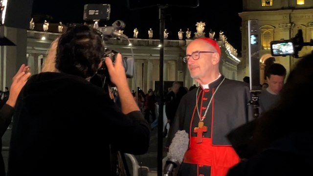 La notte in piazza San Pietro, i fedeli lasciano disegni e accendono lumini per papa Francesco