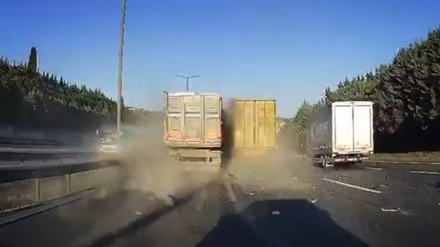 TEM Otoyolu İzmit geçişinde zincirleme kaza anı kamerada; 2 şerit ulaşıma kapandı