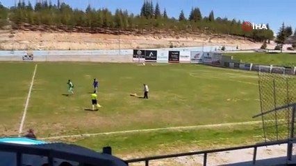 Hakem maç sırasında sahaya giren köpeğe kırmızı kart gösterdi