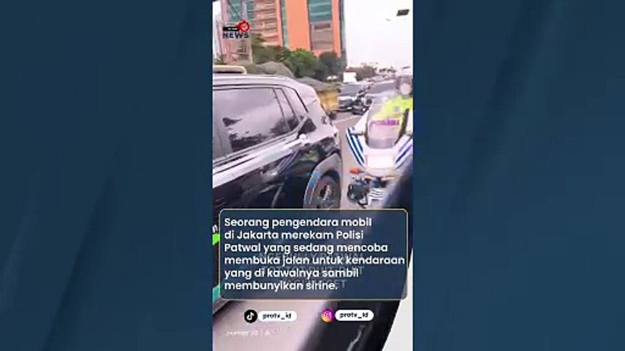 Seorang Pengendara Mobil Menantang Polisi Patwal Untuk Menyalakan Sirine