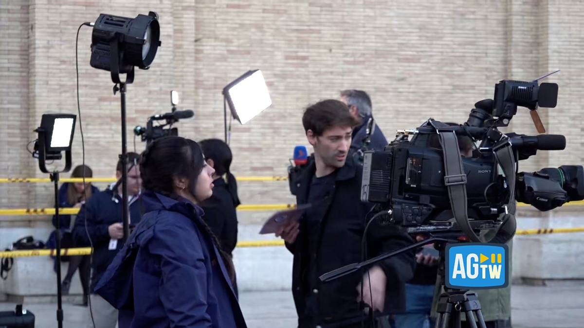 Video Troupe tv e giornalisti da tutto il mondo a piazza San Pietro il giorno dopo la morte di Papa Francesco