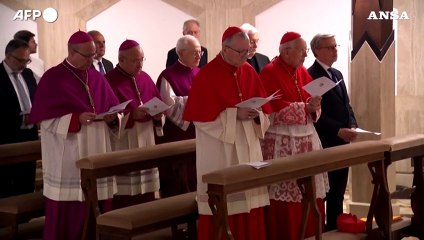 Il Papa nella bara: casula rossa e rosario tra le mani