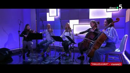 Vianney chante sa version du titre "Hallelujah », interprétée lors de la réouverture de Notre-Dame de Paris, sur le plateau de "C à vous" sur France 5 - Regardez