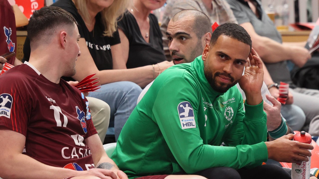 Drei rote Karten nebeneinander auf der Tribüne