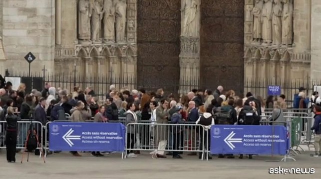 Papa, l'omaggio dei fedeli francesi nella Cattedrale di Notre Dame