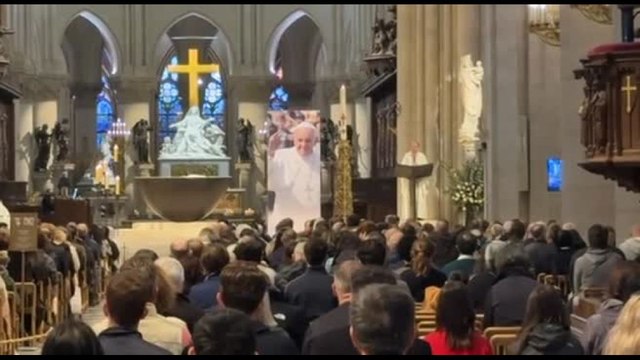 Papa, l'omaggio dei fedeli francesi nella Cattedrale di Notre Dame