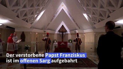 Franziskus im offenen Sarg aufgebahrt