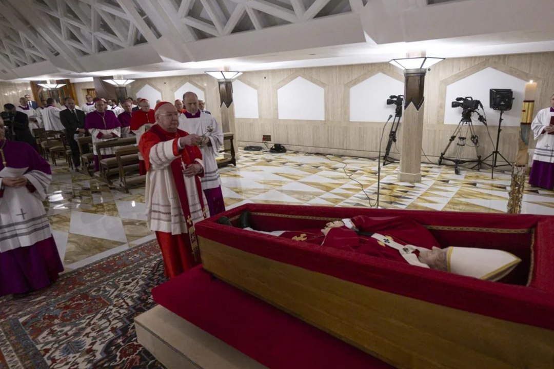 Primeras imágenes del féretro abierto del Papa Francisco en una capilla privada en Santa Marta