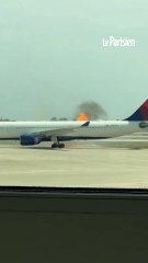 Un avion prend feu avant de décoller
