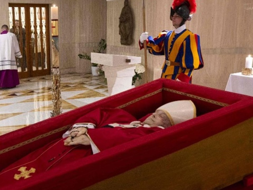 Nach Tod von Papst Franziskus: Vatikan zeigt Bilder vom Leichnam