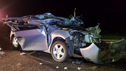 Carro entra embaixo de caminhão e mulher é desencarcerada pelo Corpo de Bombeiros na BR-277