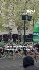 Il a couru le marathon en costume-cravate !