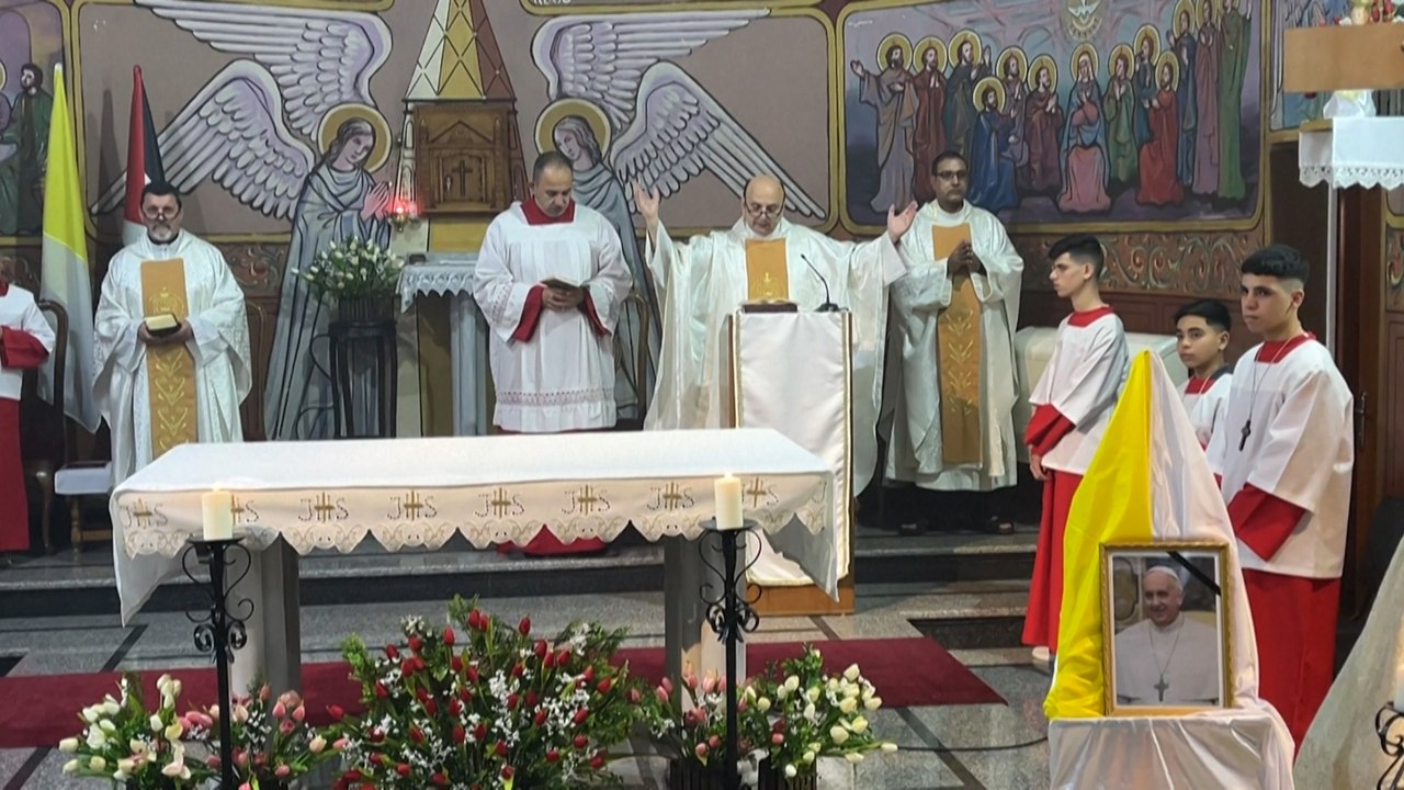 Des chrétiens de Gaza pleurent le pape François : "Il nous protégeait par ses paroles"