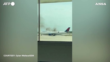 Aereo Delta in fiamme all'aeroporto di Orlando