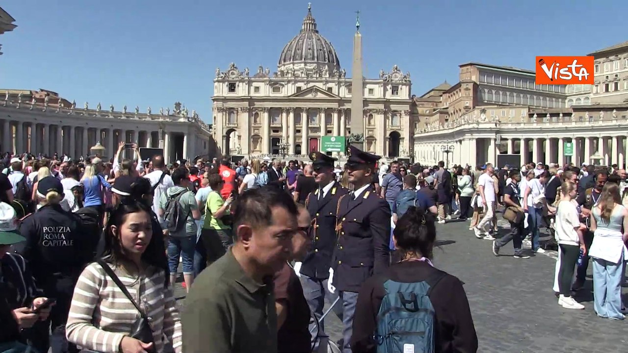 Addio Papa Francesco, piazza San Pietro piena di fedeli il giorno dopo la morte del Santo Padre