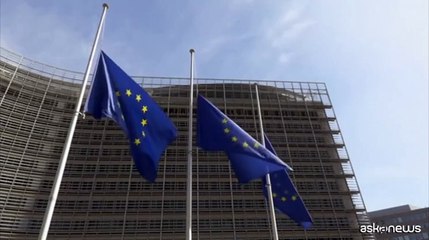 Fuori da istituzioni UE bandiere a mezz'asta dopo la morte del Papa