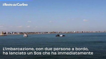 Peschereccio in difficoltà al largo di Rimini: video