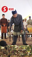 Sultan of Selangor, Tengku Permaisuri visit Pak Lah's grave