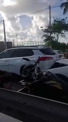Engavetamento envolvendo cinco carros interdita trecho da AL-101 Sul