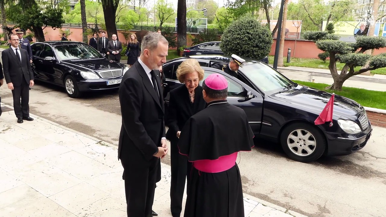 Los reyes firman el libro de condolencias en la Nunciatura acompañados por la reina Sofía