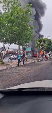 BRT articulado de Feira de Santana pega fogo durante viagem; passageiros ficam impedidos de sair
