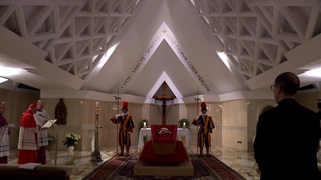 Il corpo di Papa Francesco è esposto nella cappella vaticana mentre i cattolici di tutto il mondo sono in lutto