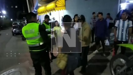 Taxi pierde el control y termina en una acera de la avenida D’Orbigny de Cochabamba