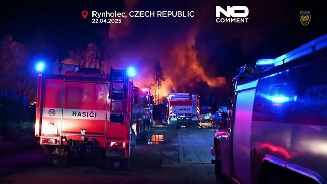 Centenas de bombeiros combatem incêndio violento perto de Praga