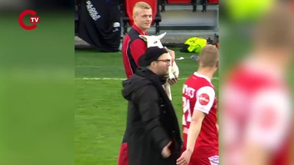 Norveç Ligi'nde 22 yıl sonra ilk puanlarını alan Bryne'de maçın oyuncusu seçilen Axel Kryger'e ödül olarak bir kuzu verildi