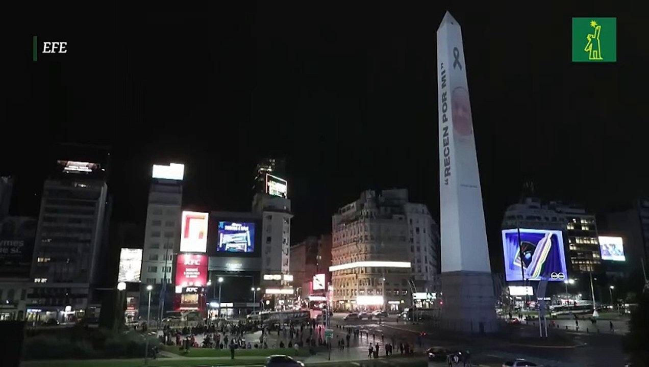 Buenos Aires se ilumina con amarillo y blanco, los colores de la bandera papal