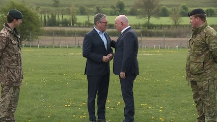 Starmer tours army base with New Zealand counterpart