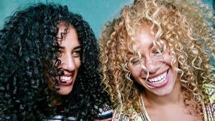 Semi di lino in gel: il segreto per capelli ricci e definiti è questo