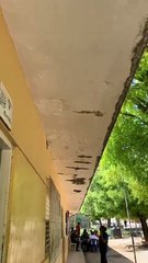Alumnos en El Naranjal asisten a clase bajo un techo agrietado y peligroso