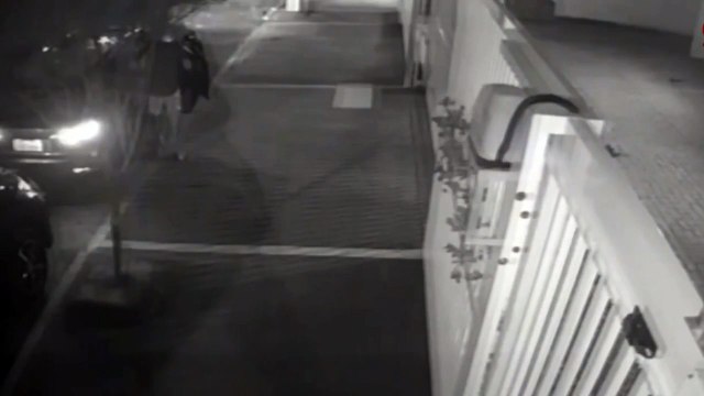 Loira do conversível reage a tentativa de assalto e pega arma de ladrão em Guarujá; VÍDEO