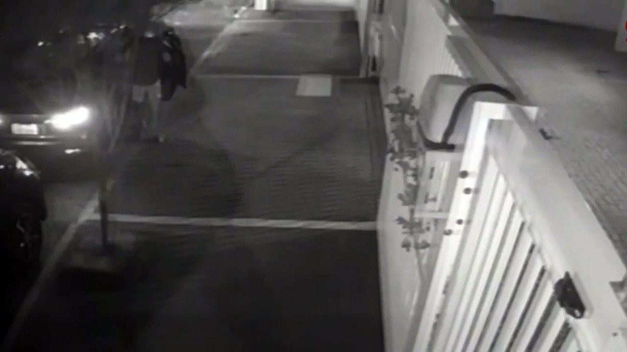 Loira do conversível reage a tentativa de assalto e pega arma de ladrão em Guarujá; VÍDEO