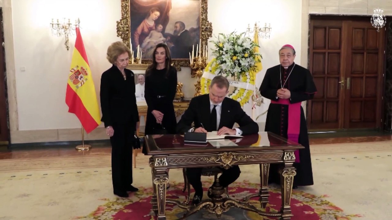 Los Reyes firman el libro de condolencias del Papa y destacan su "total entrega"