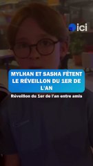 Deux copains de 12 ans fêtent le passage à 2025