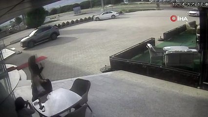 Edremit’te Dehşet Anları: Önce Motosiklete Sonra Mağazaya Daldı!