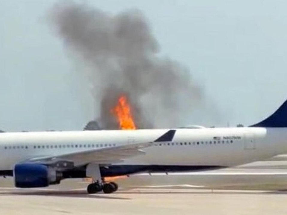 Meterhohe Flammen: Passagiere aus brennendem Flugzeug evakuiert