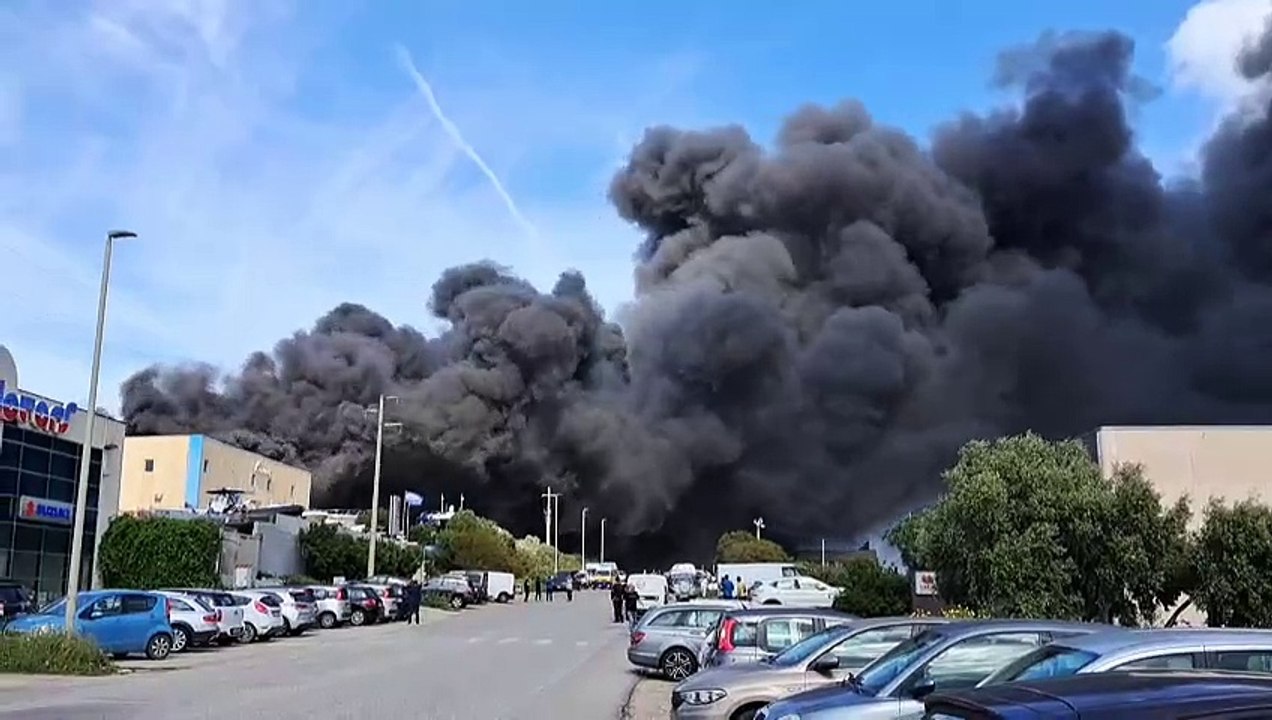 Olbia, spaventoso incendio in un cantiere nautico: le immagini da paura