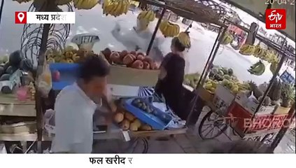 रॉकेट की तरह आये सांड ने ठेले पर लगाई छलांग, आंखे फाड़ देखते रह गए सब