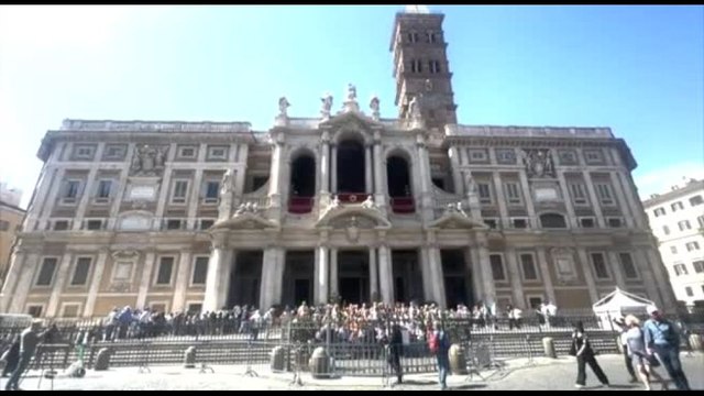 Fedeli in preghiera nella basilica di Santa Maria Maggiore a Roma