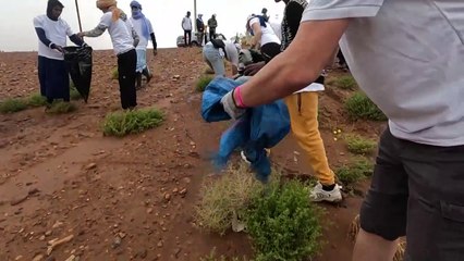 مبادرة رمزية للتوعية على مكافحة التلوث البيئي في صحراء المغرب