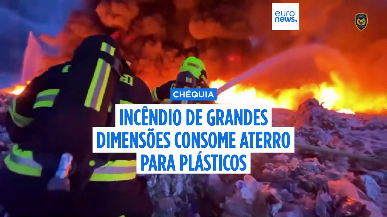 Bombeiros combatem incêndio de grandes dimensões em aterro para plásticos na Chéquia