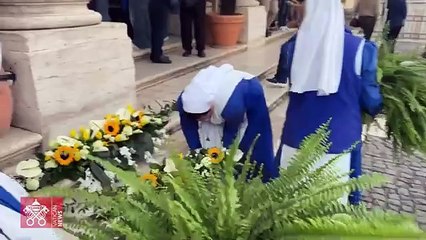 Fieles rezan el rosario por el papa Francisco en Santa María la Mayor