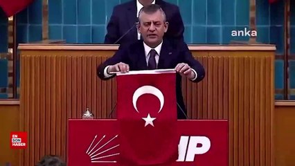 Özgür Özel, kürsüye Türk Bayrağı astı