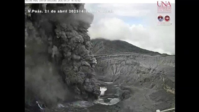 El volcán Poás de Costa Rica emite una enorme columna de humo y ceniza