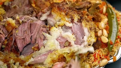 فخذ خروف مشوي فالفرن رطب وطري مثل الزبدة مع الارز والسلطات المرافقة 🐏🐏