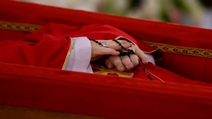 Vaticano difunde las primeras imágenes del Papa Francisco en su féretro