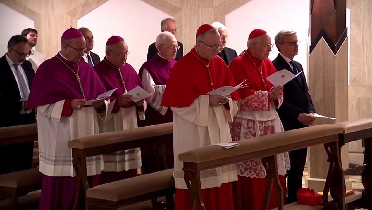 Roma - PAPA. DIFFUSE LE IMMAGINI DELLA BARA, CON IL ROSARIO E LA MITRA (22.04.25)